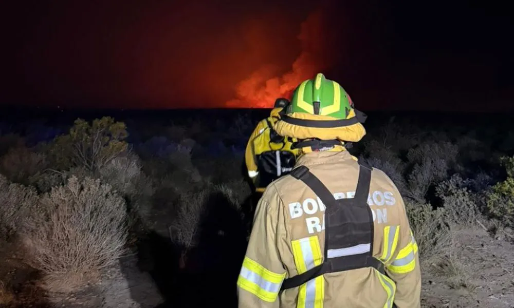 Incendio al norte de Trelew foto Bomberos de Rawson