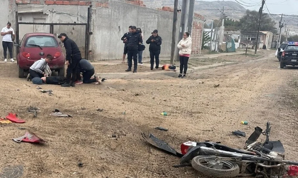 Violento choque entre una moto y un auto
