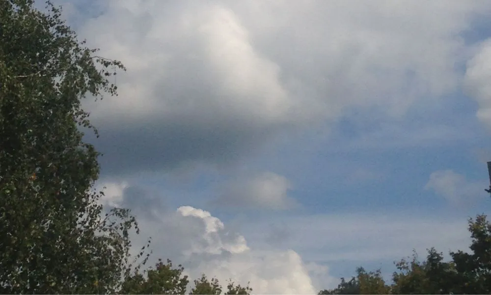 Cielo parcialmente nublado foto ilustrativa fuente Freepik