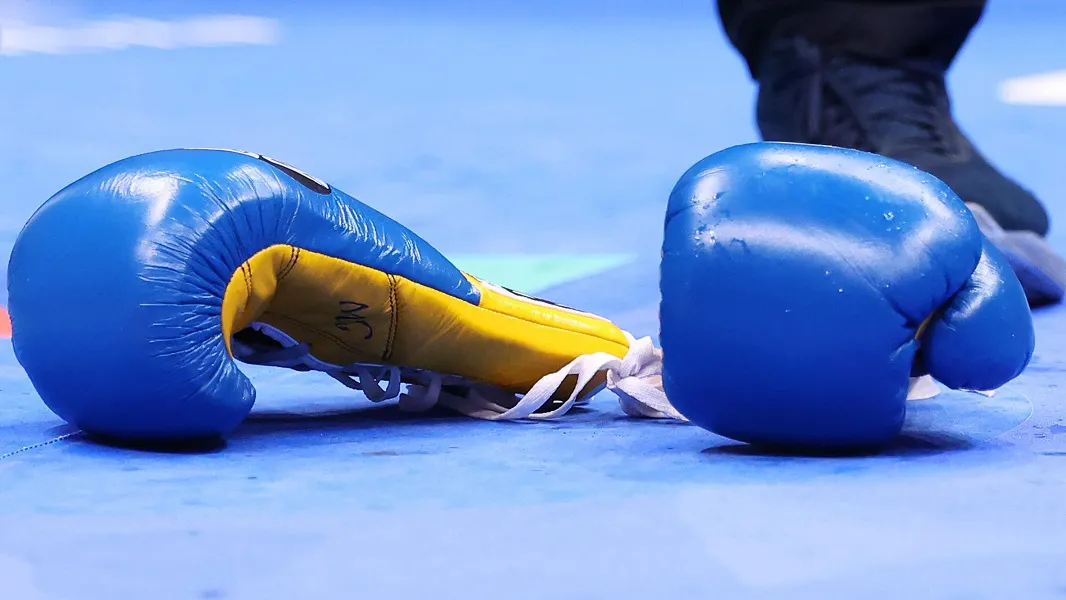 Guantes de box sobre el ring (Foto: Getty Images)