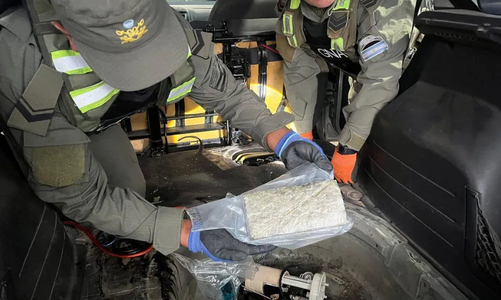 Llevaba droga dentro del motor del auto