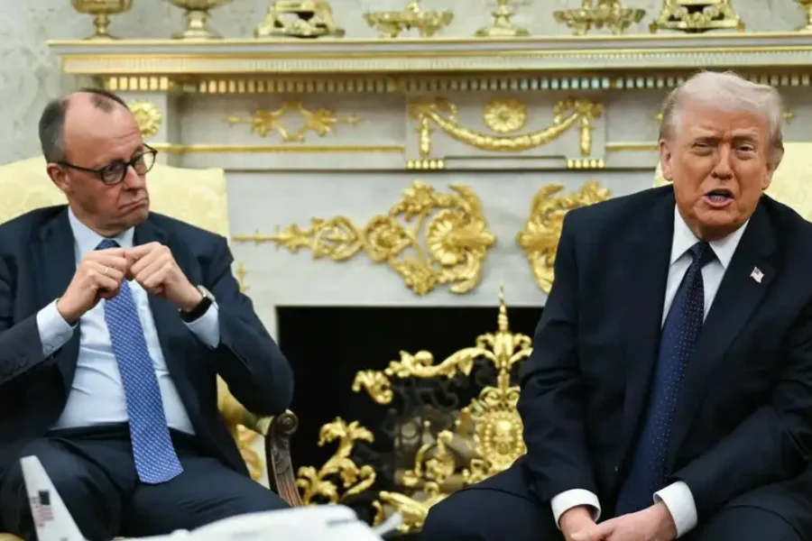 El presidente estadounidense Donald Trump (der.) recibió al canciller alemán Friedrich Merz en la Casa Blanca.