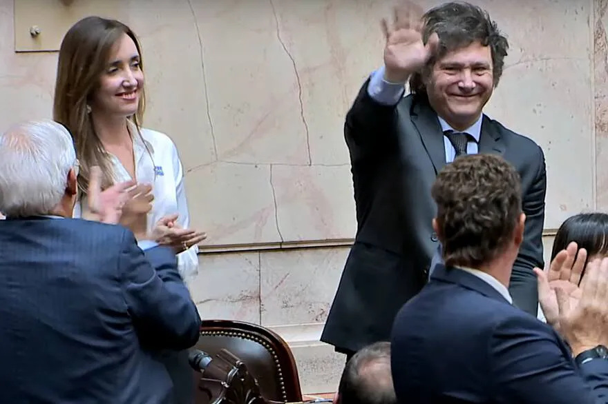 milei saluda