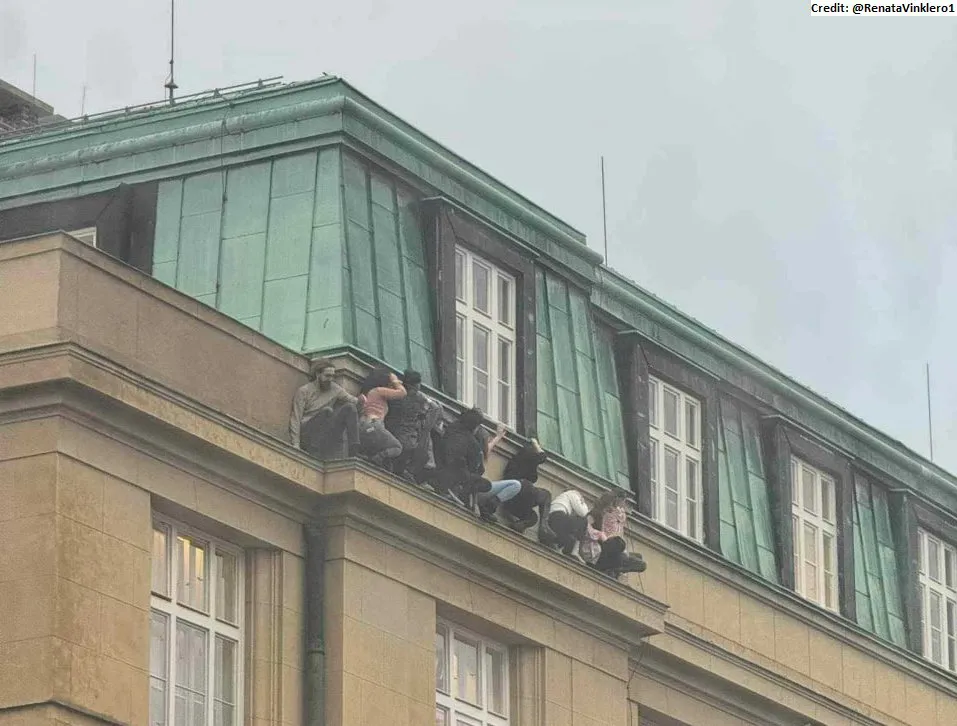 Estudiantes de la Universidad de Praga refugiados en las cornisas para evitar los disparos
