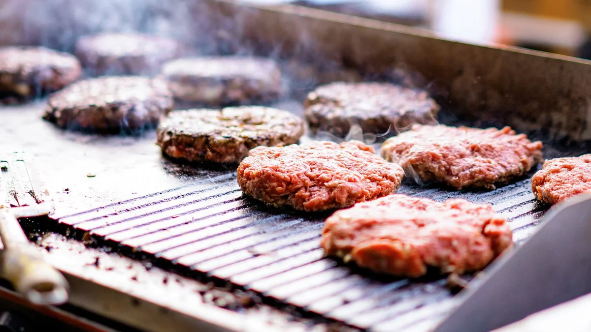 Hamburguesas a la parrilla. Foto Magnific