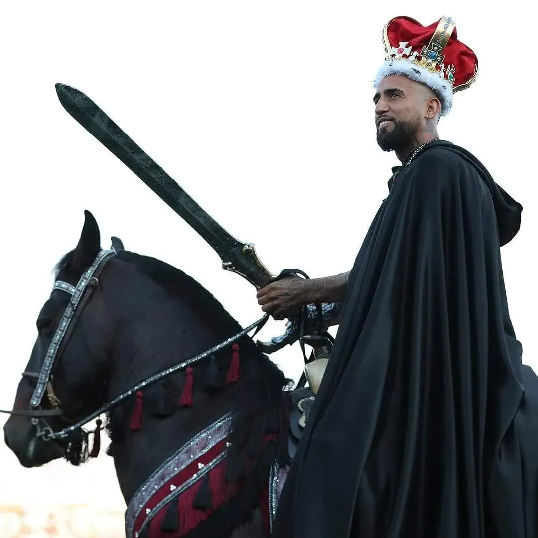 EL REY ARTURO VIDAL ESTÁ SUBIDO A UN CABALLO