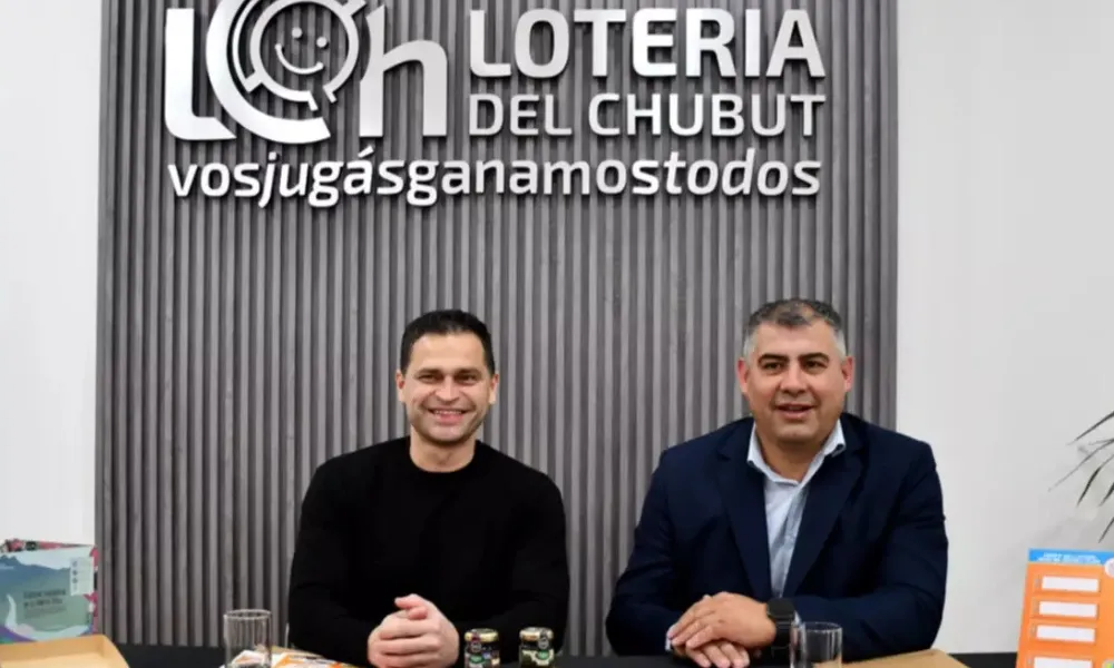 Ramiro Ibarra, junto al intendente de El Hoyo, César Salamín.