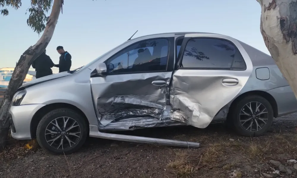 Toyota Etios chocó contra un árbol 
