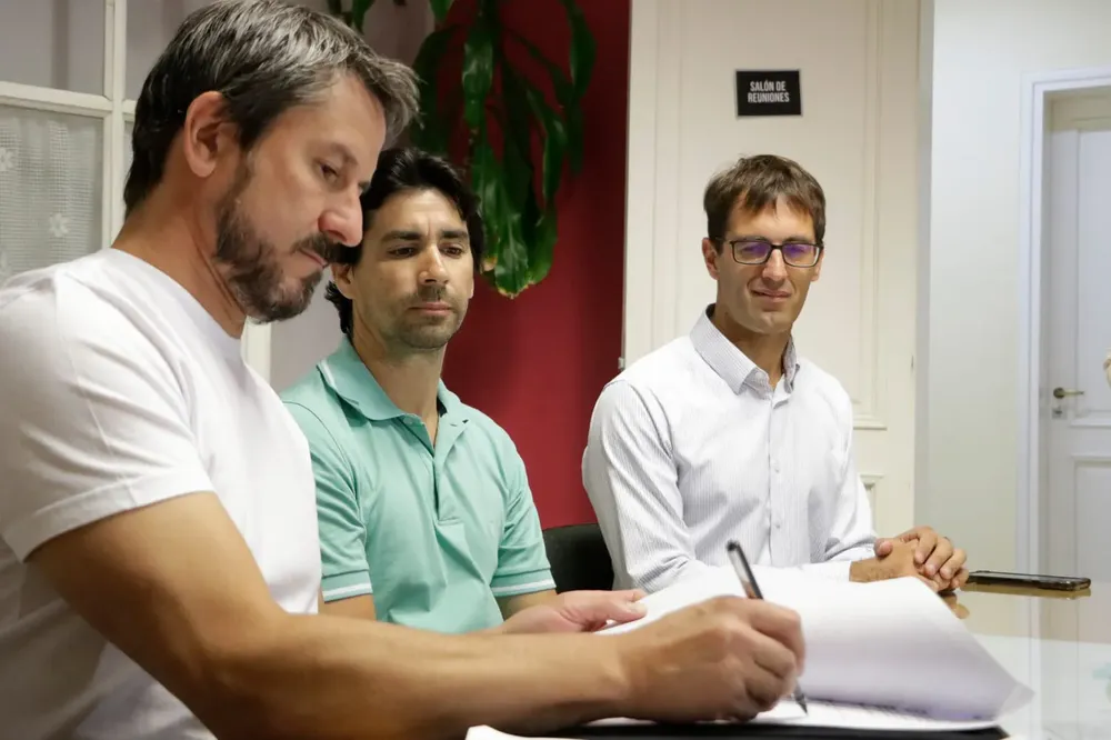 El intendente Merino y la firma del acuerdo