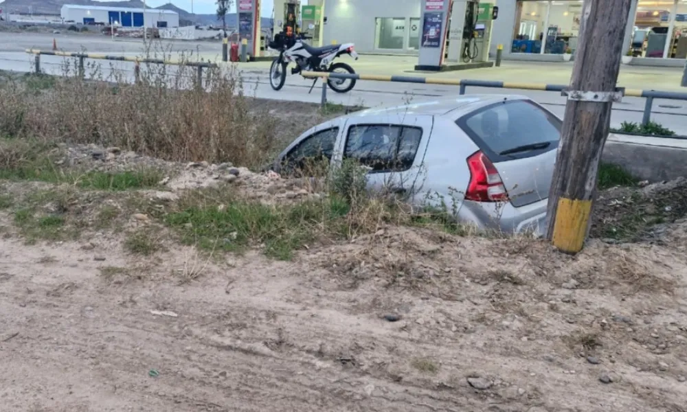Renault Sandero metido adentro de un Zanjón