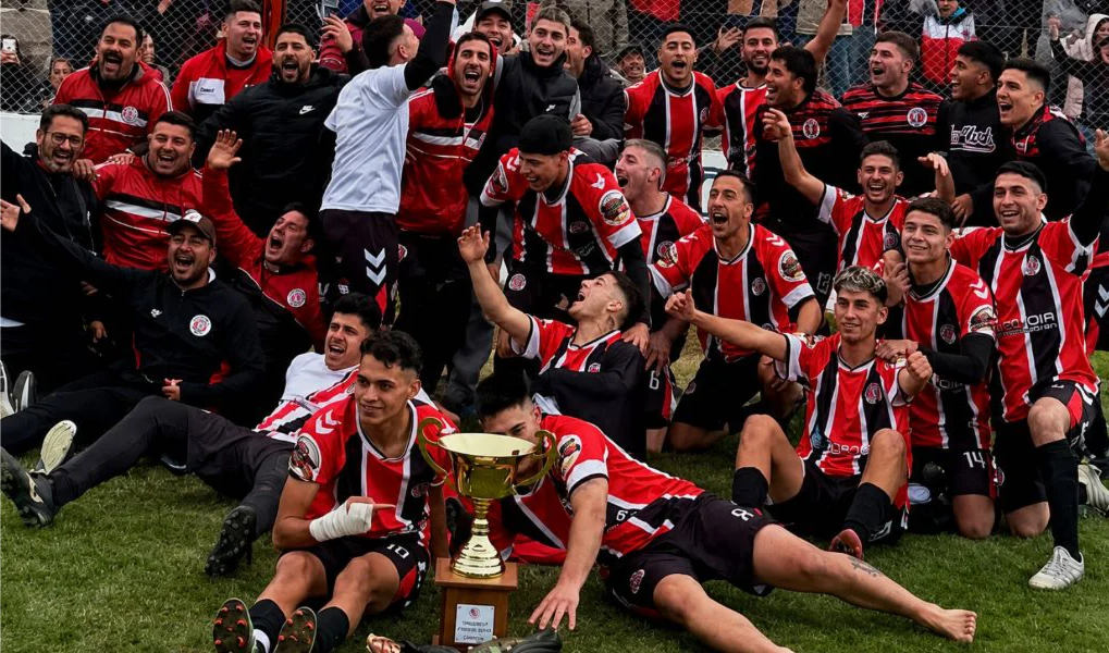 Alumni ganó 2-1 en la Villa Deportiva y se quedo con la Copa de Plata.