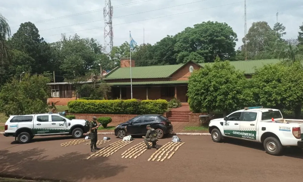 Hallaron un auto abandonado con más de 120 kilos de marihuana