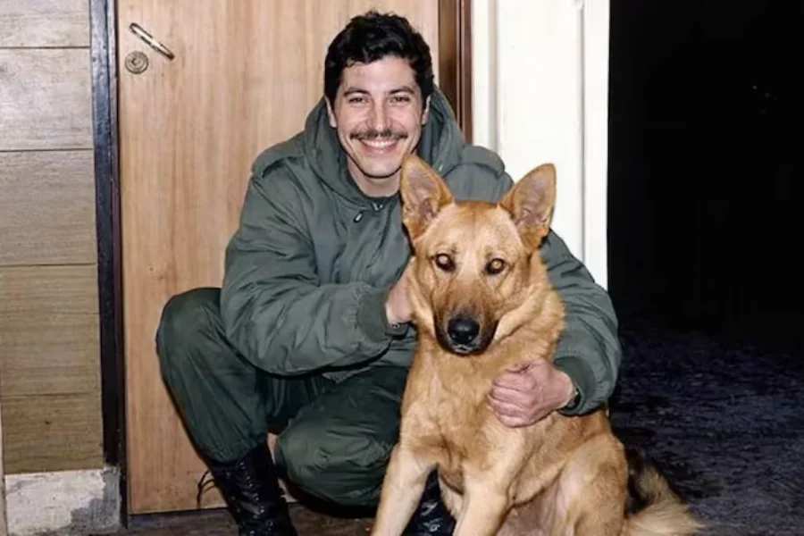 El cabo primero Víctor Alberto Funes junto a Mortero, el perro que viajó infiltrado a Malvinas.