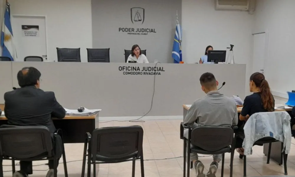 Robo agravado a menores en una parada de colectivo