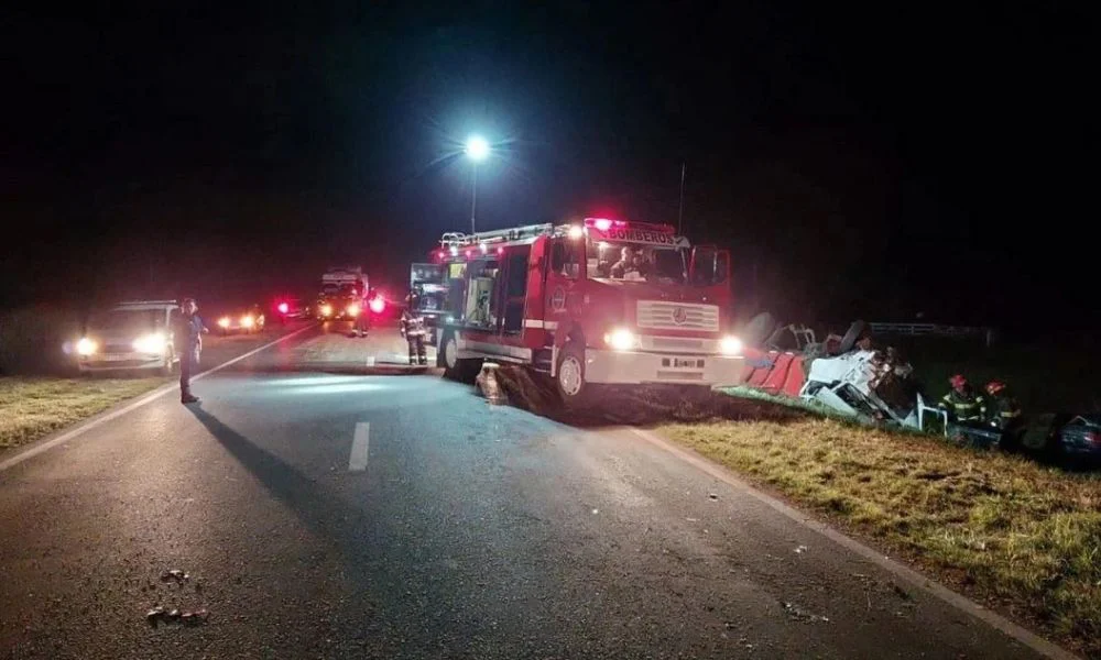 Un auto de alta gama impactó contra un camión FOTO LA RAZÓN