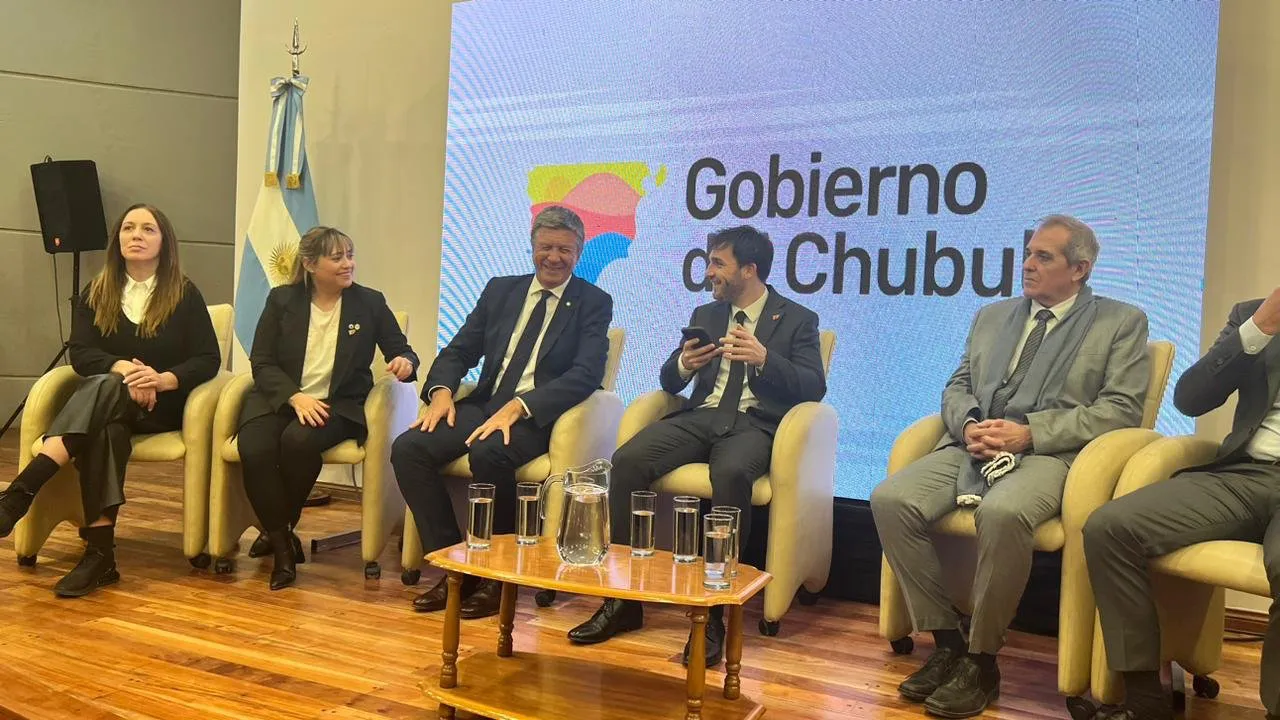 El gobernador Torres junto a Gustavo Menna y María Eugenia Vidal.