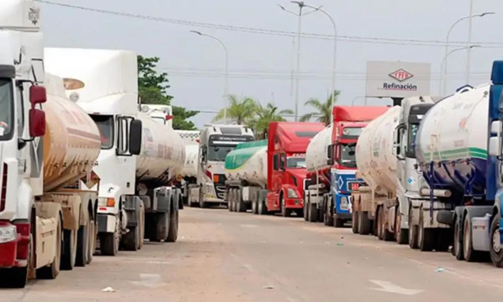 Camiones parados por falta de diésel en Bolivia (Foto: YPFB /Bolpress/Infobae)