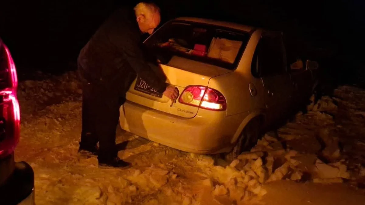 Asisten a conductores nieve en las rutas