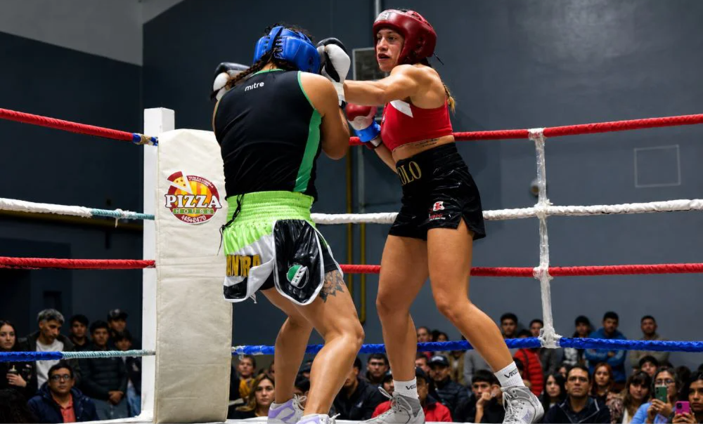 El evento reunirá exhibiciones de king boxing y peleas amateurs este sábado en el SUM de la Escuela 750.