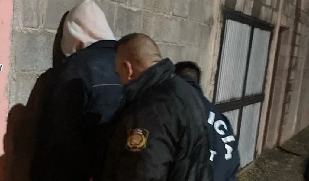 lo detienen intentando abrir un auto