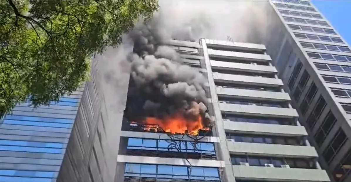 Voraz incendio en el edificio lindante con el Ministerio de Trabajo