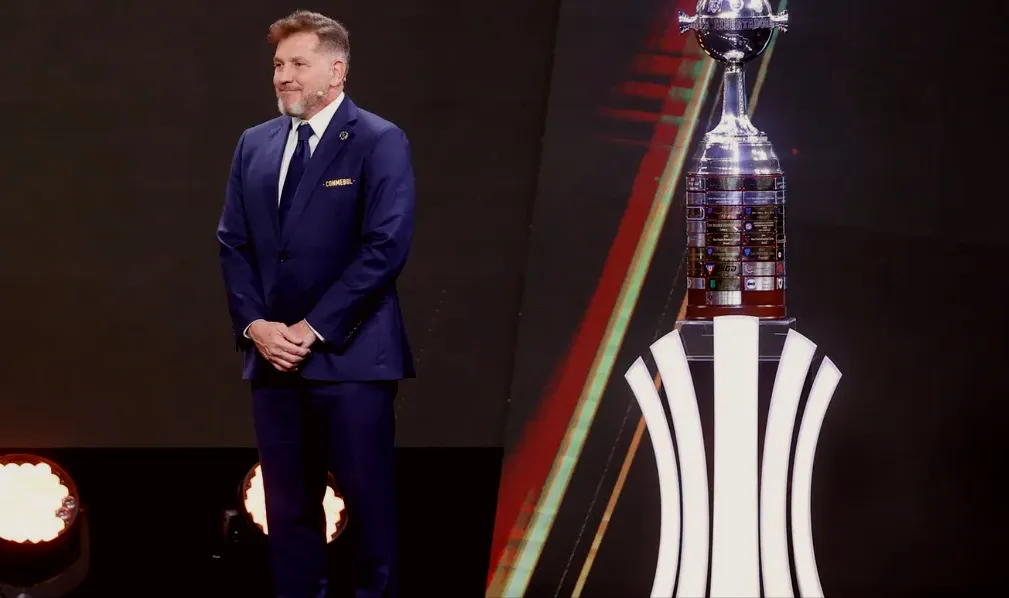 El presidente de la Conmebol Alejandro Domínguez y el trofeo de la Copa Libertadores