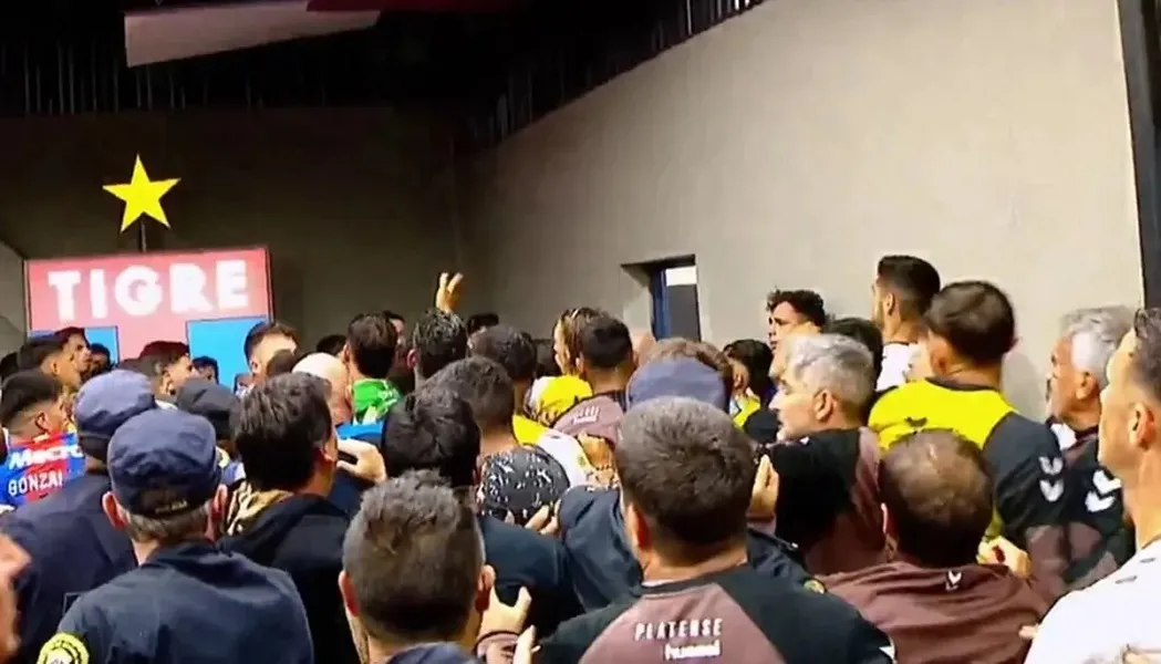 ESCÁNDALO EN EL CLÁSICO TIGREPLATENSE PIÑAS Y BOTELLAZOS (1)