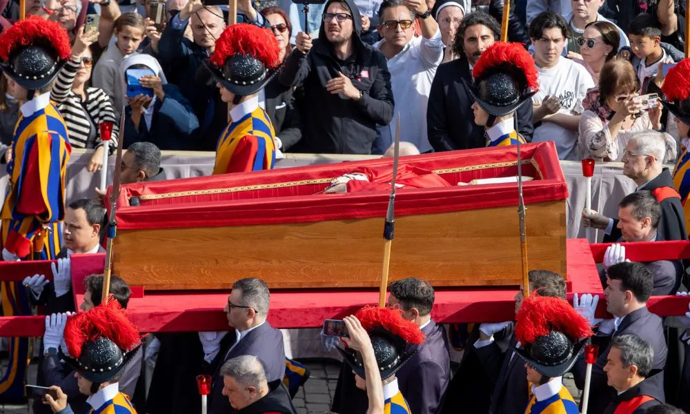 Los restos de Francisco ingresan a la Basílica