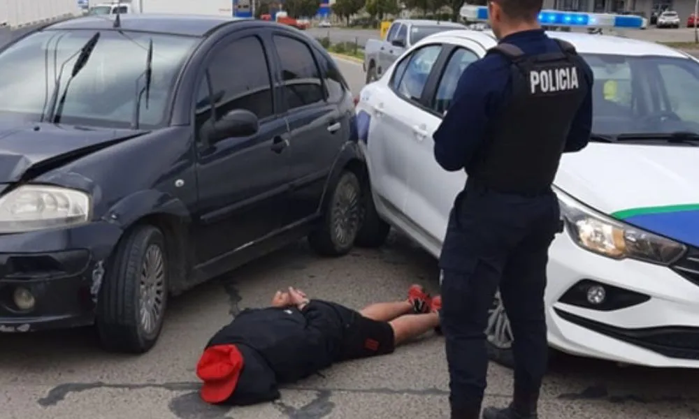 Robaron una rueda y chocaron contra un patrullero