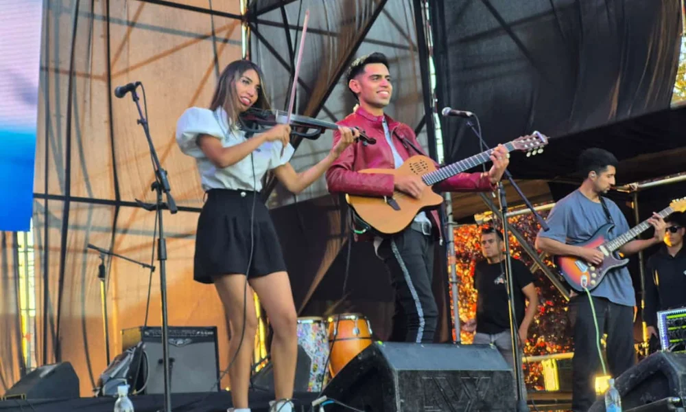 Julieta y Agustín, los hermanos comodorenses que construyeron su carrera dentro del circuito folklórico nacional.