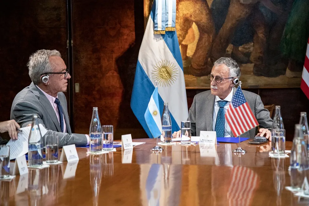 El ministro Mario Lugones mantuvo un encuentro con su par de Estados Unidos, Robert F. Kennedy Jr.
