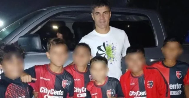 Un grupo de niños fue castigado por sacarse una foto con un jugador de Rosario Central.