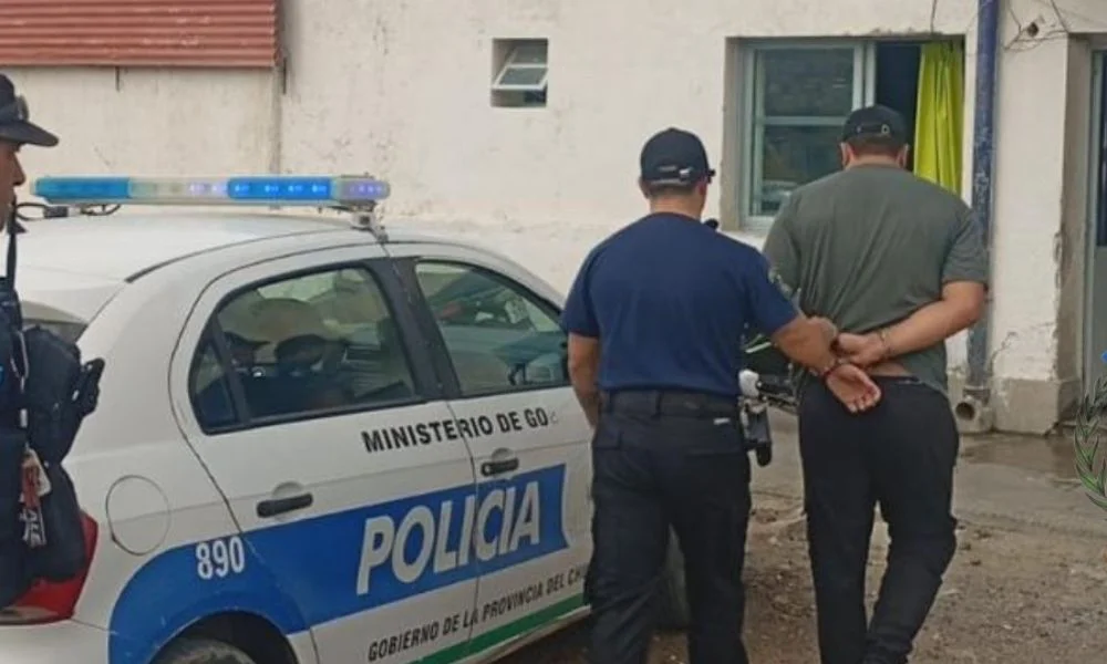 Cambió un bolso de casillero y terminó con una tarjeta ajena encima