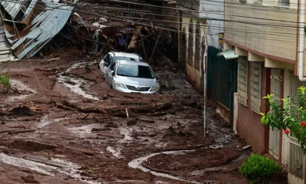 Continúan las tareas de búsqueda entre escombros y lodo.