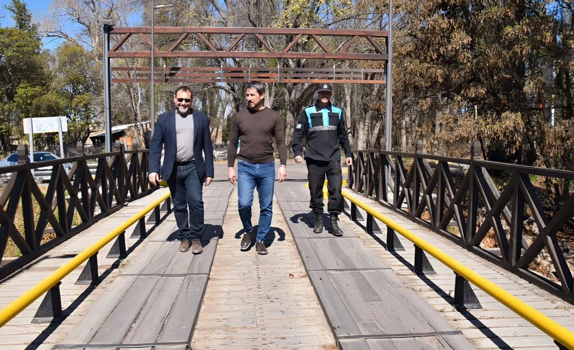 El intendente Merino sobre el puente Hendre