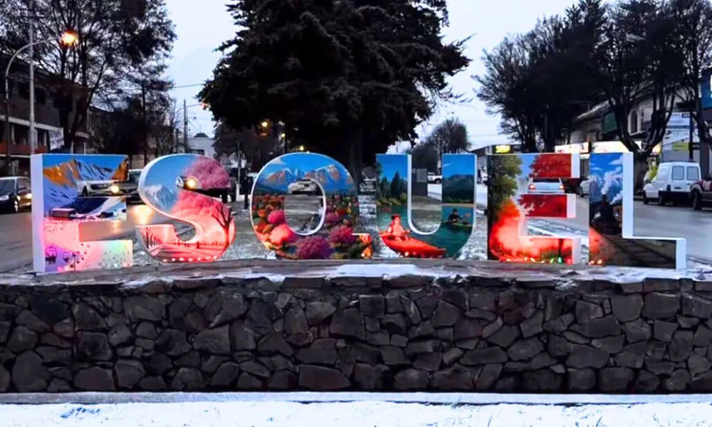 Letras corporeas de Esquel con nevada