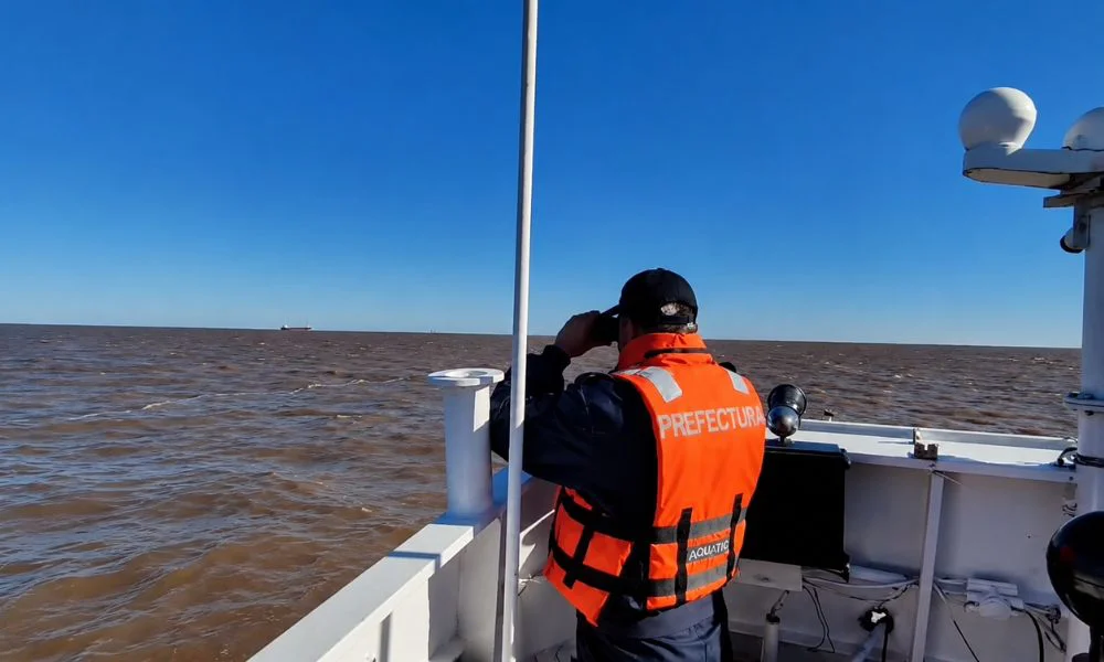 Buscan a cinco pescadores en el Río de la Plata