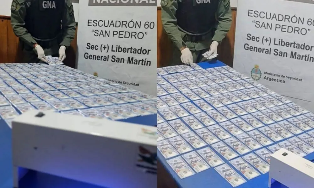 Dólares falsos ocultos bajo la ropa