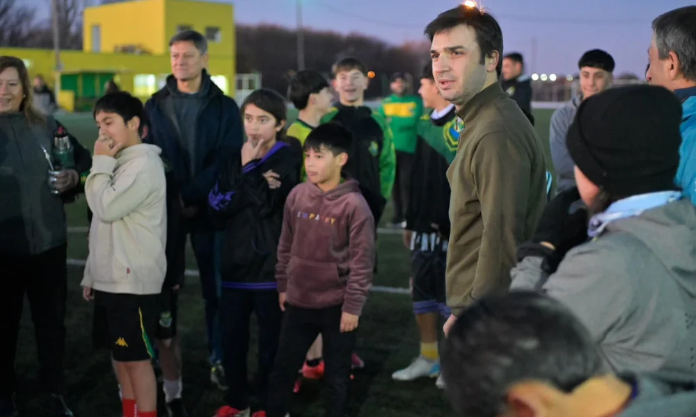 Ignacio Torres en la cancha de Defensores de la Ribera