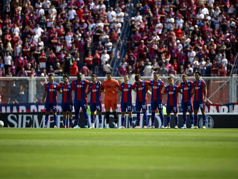 El minuto de silencio por Miguel Ángel Russo fue emotivo.