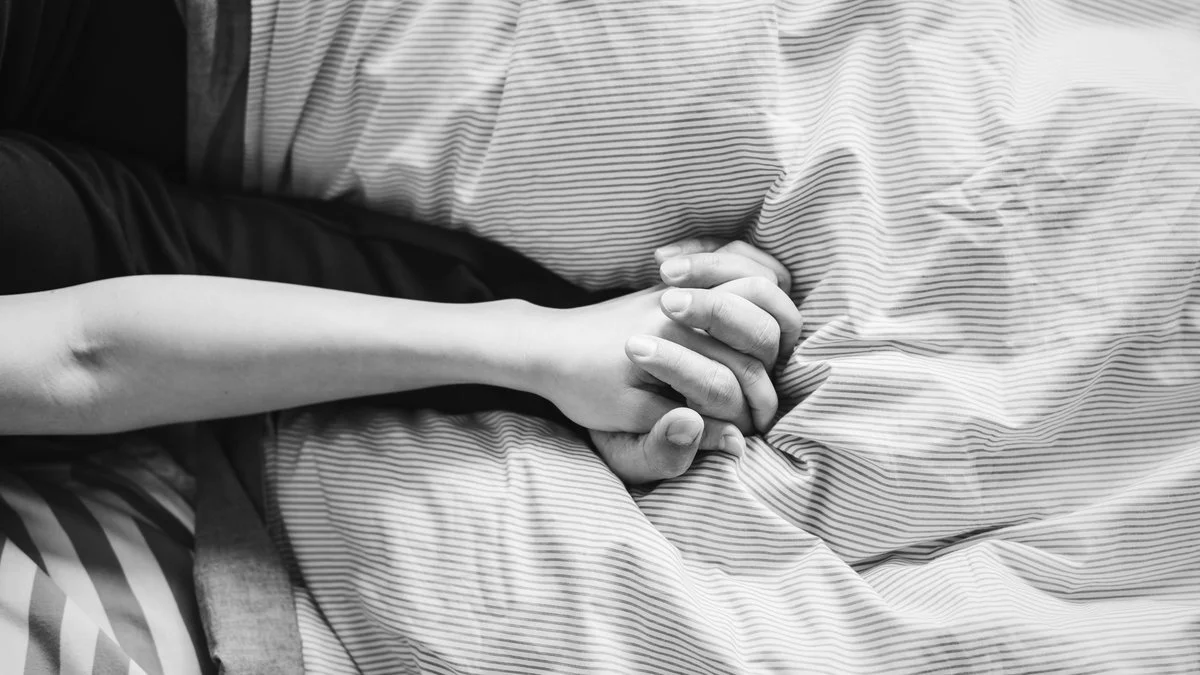 Primer plano de pareja tomados de la mano foto Magnific