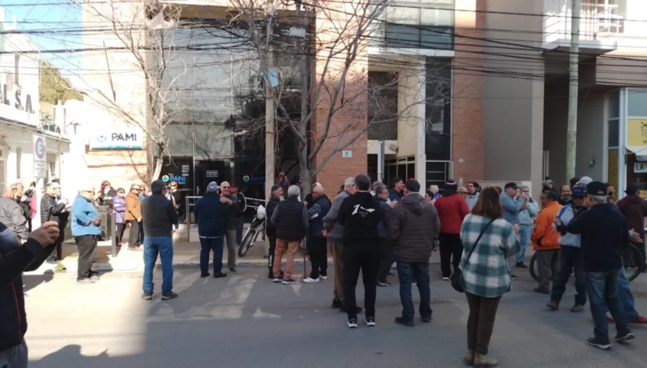Protesta en PAMI Madryn por fin del PROSATE Foto: El Chubut