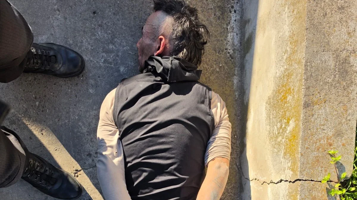 Investigan a un hombre de 49 años aprehendido en los techos de una casa