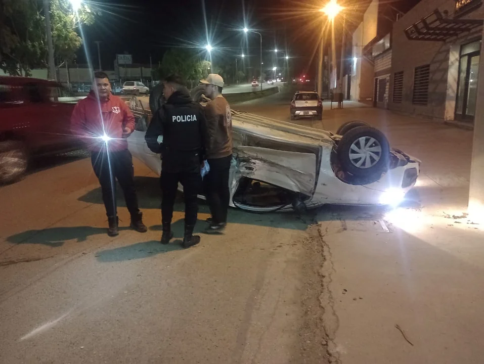 Toyota Etios volcado luego del impacto