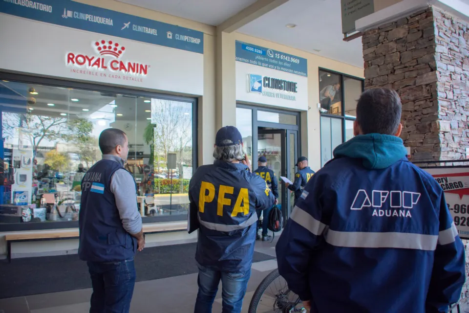 Operativo de la aduana en una veterinaria.