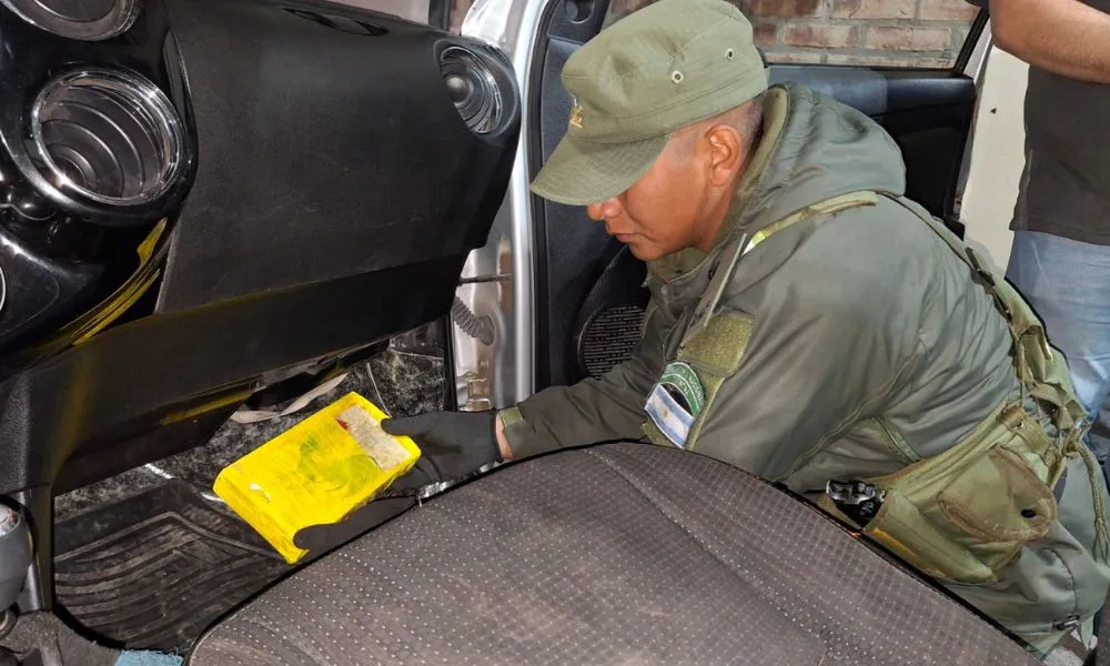 Detienen a dos personas con más de un kilo de cocaína oculto en un auto en San Juan
