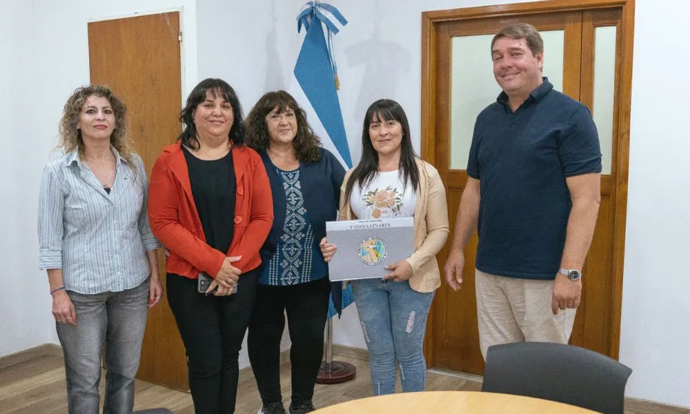 Damián Biss entrega títulos de propiedad