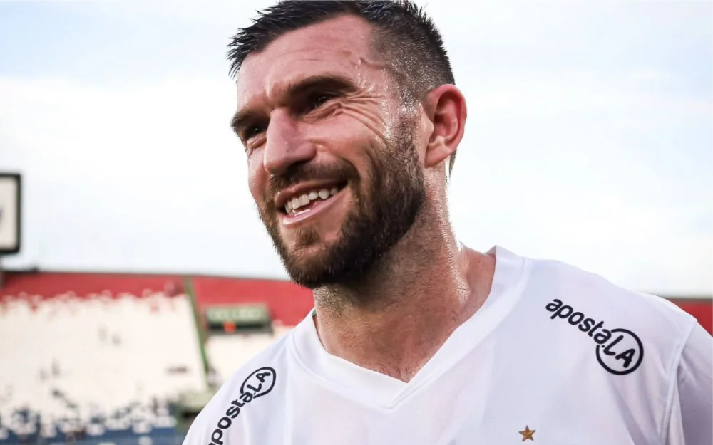 El lateral neozelandés Tim Payne convirtió el quinto tanto frente a Rubio Ñú.