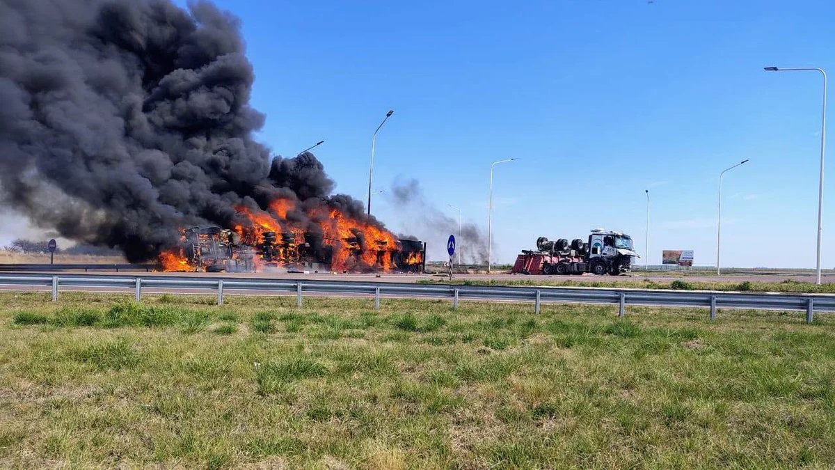 Choque de camiones e incendio en La Pampa
