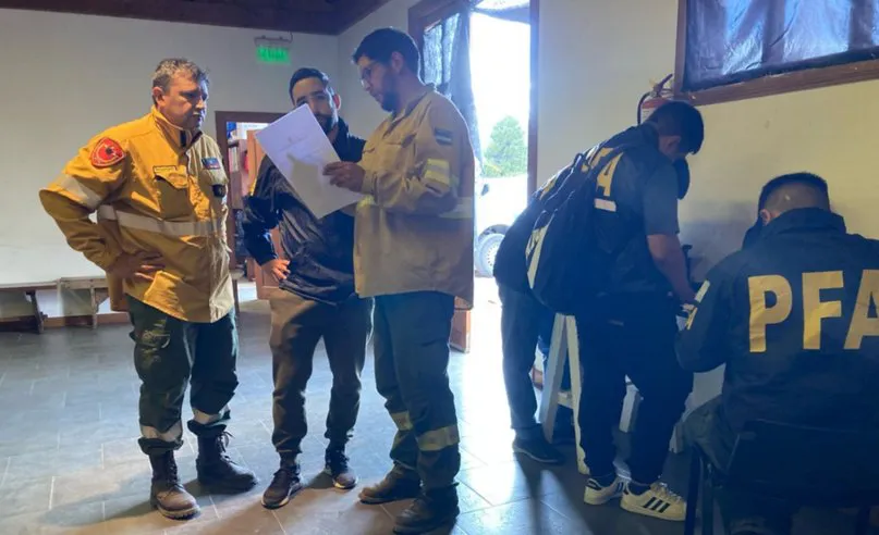 Peritos de la Policía Federal en la base de operaciones
